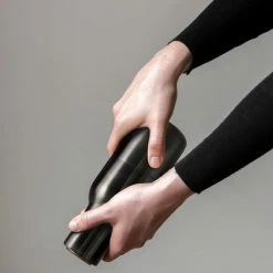 Menu Bottle Grinder Set Peper En Zoutmolen Walnoot Bronzed Brass